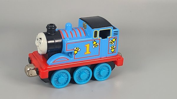 Thomas & Friends, Thomas and the Bee's. R0847 1040AZ, TU24-0028